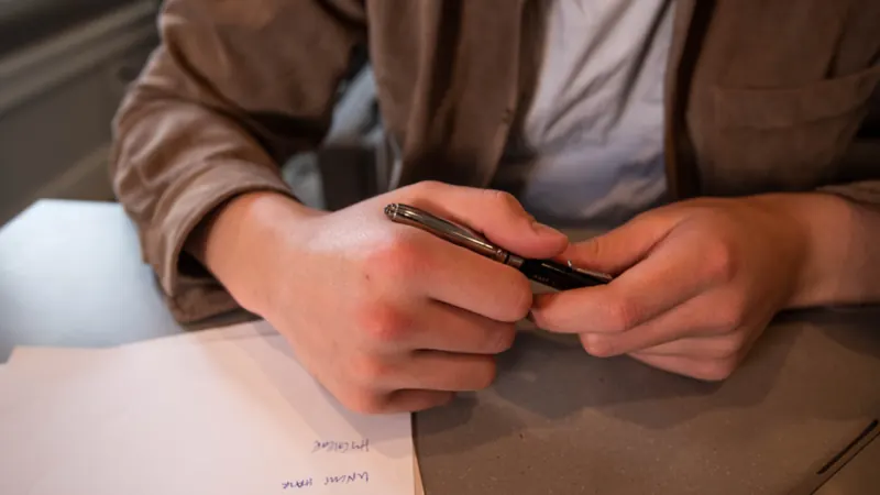 Formulario de solicitud sobre una mesa