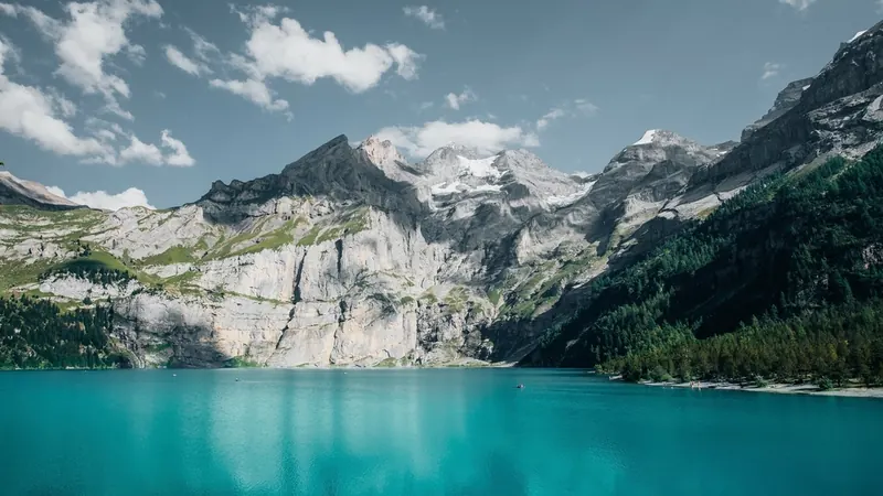 Lago alpino con montañas