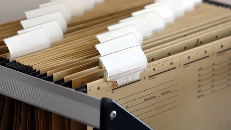 Pasaporte y documentos sobre una mesa