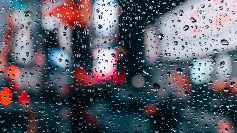 Gotas de lluvia en un cristal