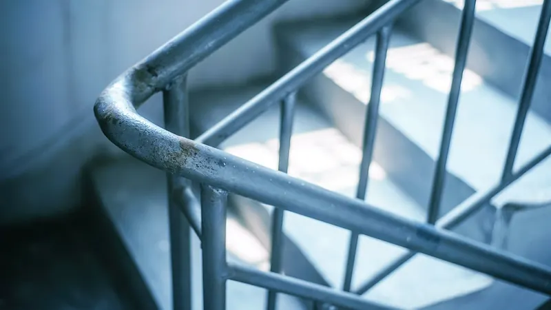 Escalera ascendente hacia la luz