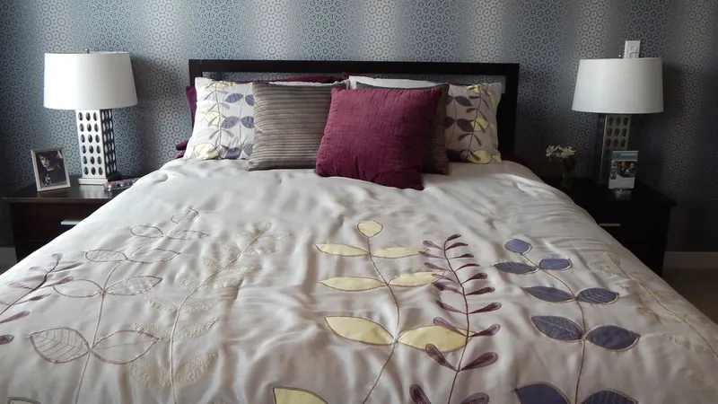Habitación sencilla con cama